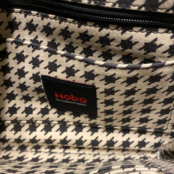 HOBO Cream Patent Leather Handheld Envelope Clutch EUC - Picture 7 of 15